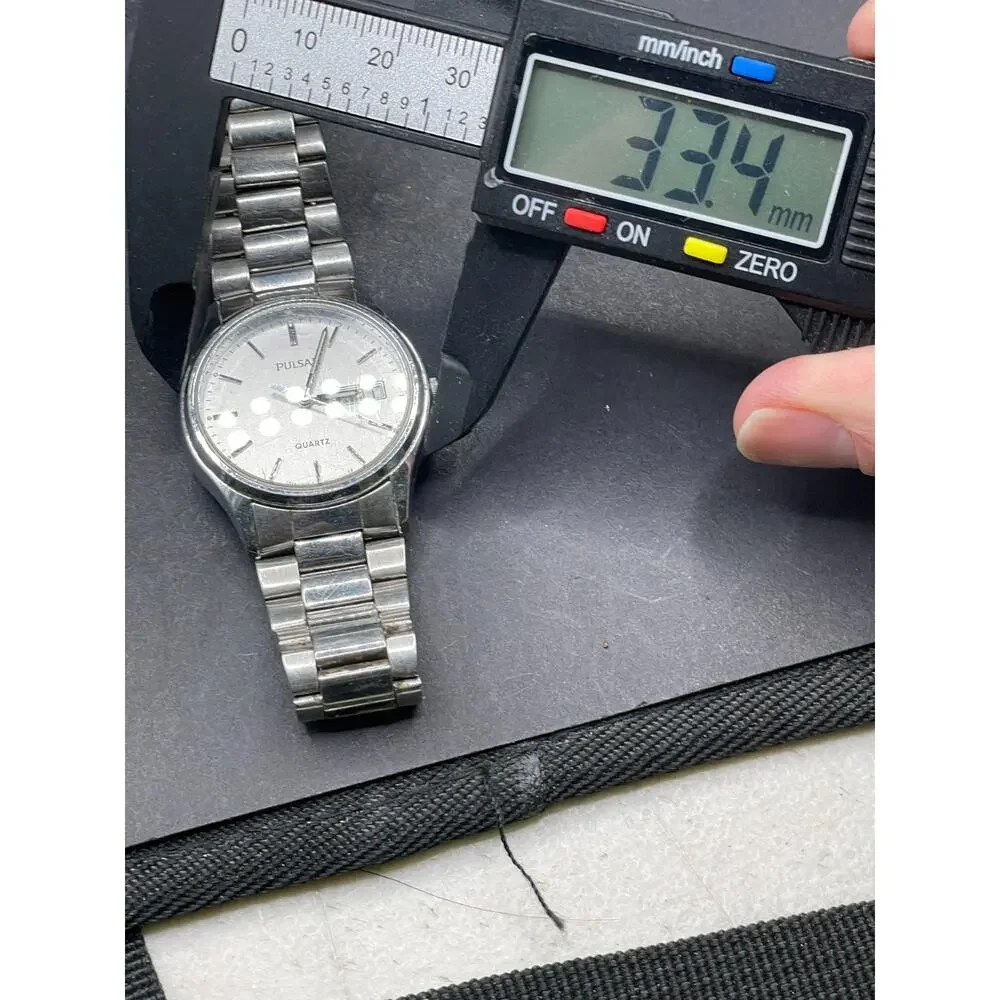 Vtg Pulsar Watch Men 34mm Silver Tone White Dial DayDate Round V533-7A30 33.4MM